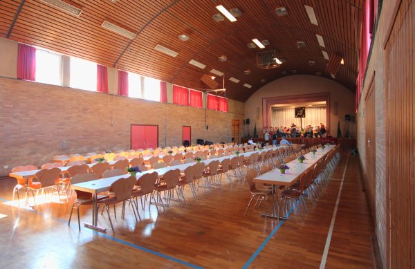 Turnhalle und Festhalle. Feiern und genießen mit griechischer und deutscher Küche.