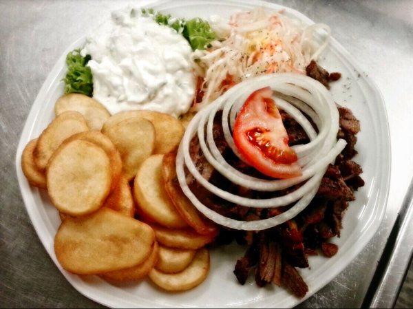 Gyros mit Pommes, Tzatziki und Krautsalat